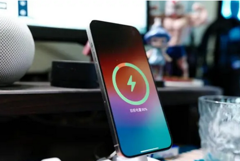 永福苹果15换屏服务分享用什么充电器给iPhone15充电更好 